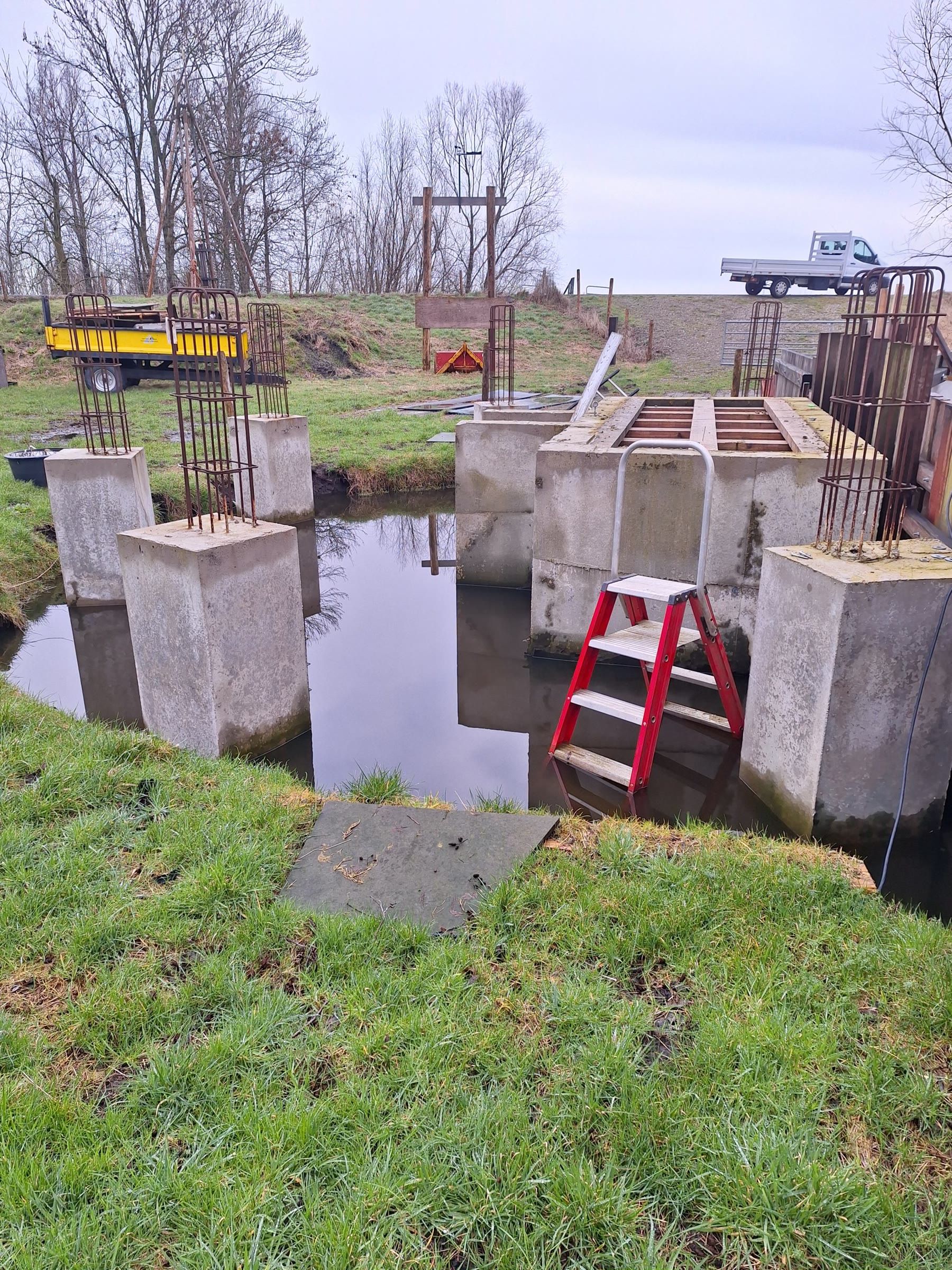 De betonnen poeren van de fundering, februari 2024