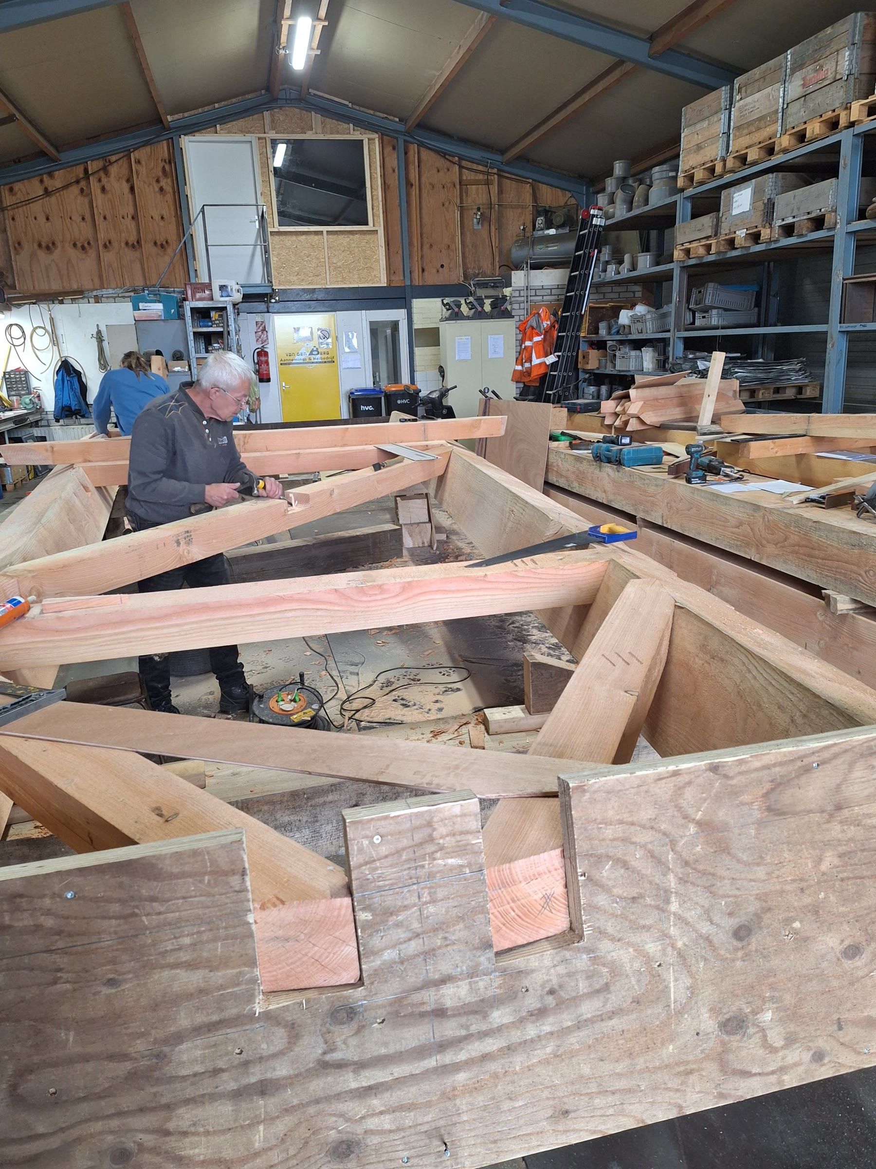 Het houten achtkant in de werkplaats, september 2024