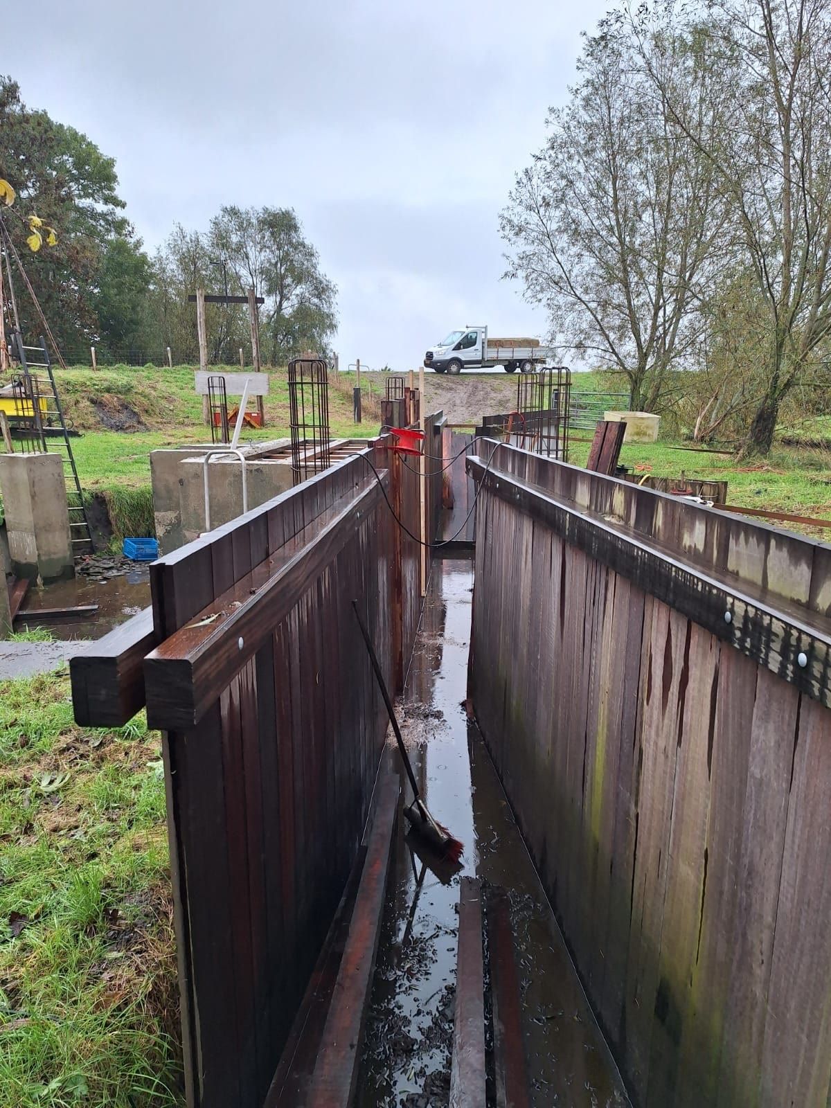 De watergoot van de molen in aanbouw